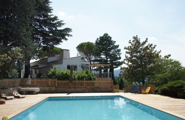 Provencal farmhouse with view (access piedmont village)