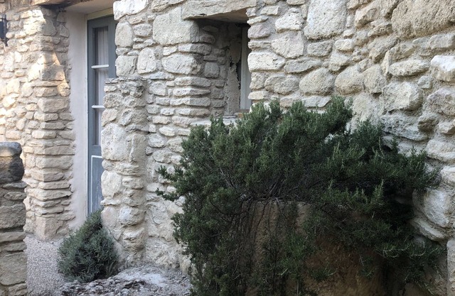 Provencal troglodyte LA BAUMO 2