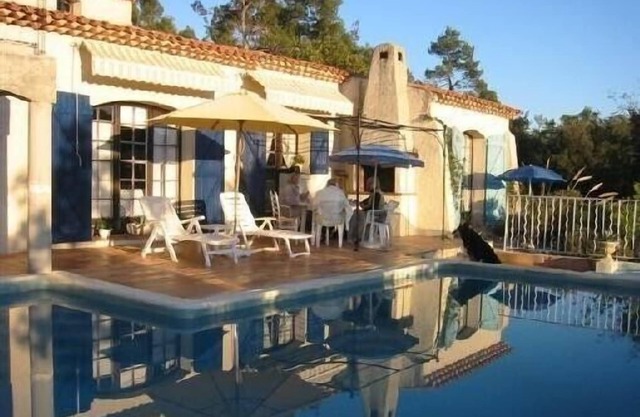Provencal villa center var