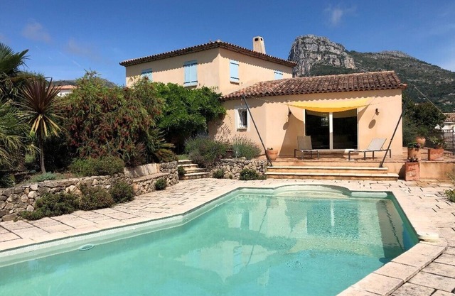 Provencal villa with swimming pool on the heights of Nice with panoramic view