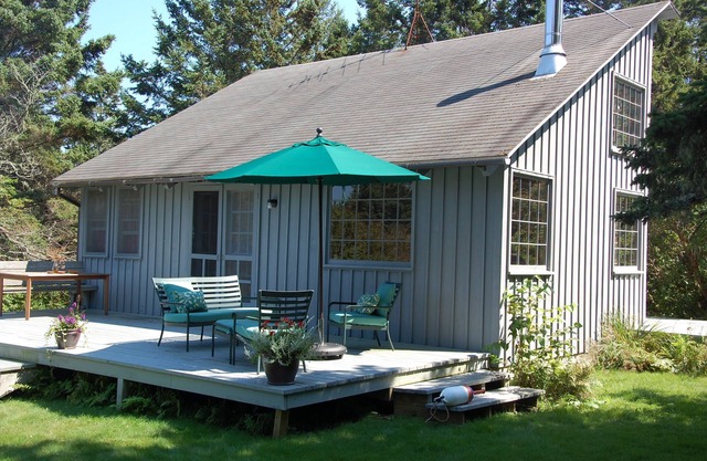 Prud'homme Cottage: bright, private architectural cottage on Mitchell Cove
