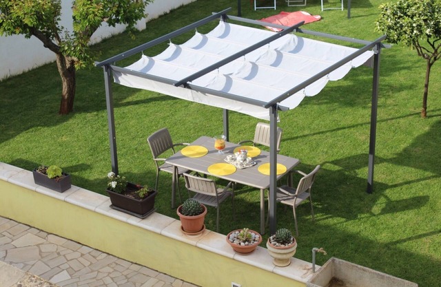 Puce cottage near SM of LEUCA with lawn sunbathing area