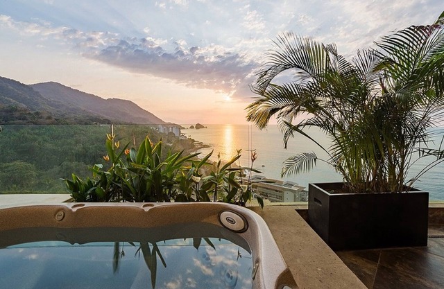Puerto Vallarta Panoramic 3 Bed Suite w/Jacuzzi