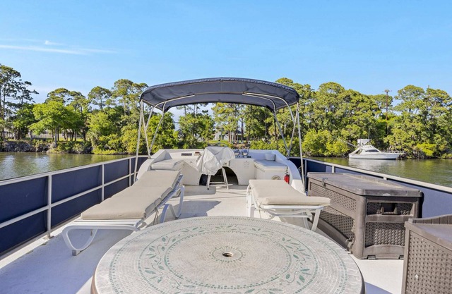 Pura Vida - Cape Crossing Resort and Marina