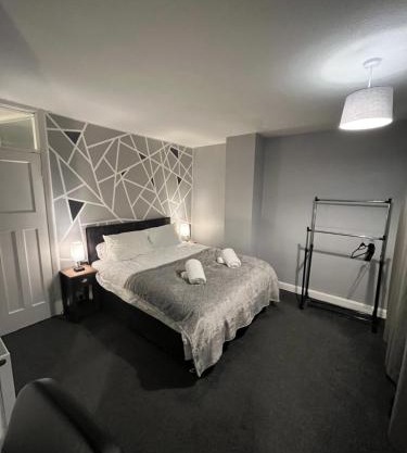Purcell Guest House - Cosy Stay - Terrace - Entire 2 Story House - Contractors - Family - Sleeps 5 - 2 Kingsize or 4 Single beds - Sofa bed -
