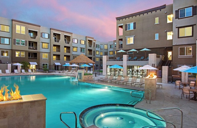 Pure Suites One Bedroom Desert Ridge Gym Pool Pickleball Tennis Golf Simulator