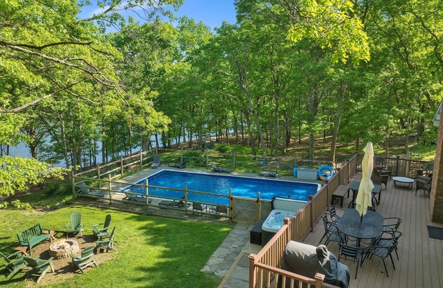 Pvt Hot Tub, Lakefront, Arcade, Heated Pool, Hike Ping Pong, Foosball