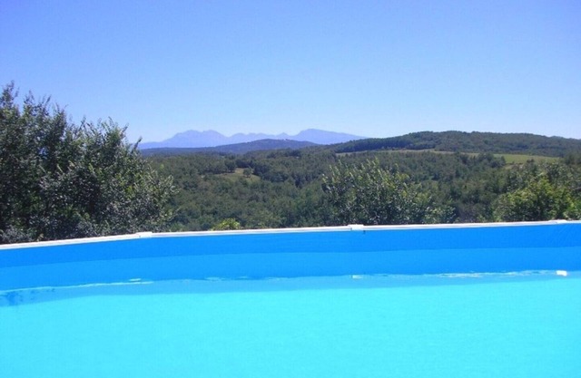 Pyreneen Vue gite with pool, renovated farmhouse tranquil with amazing views