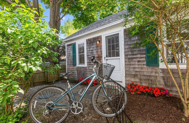 Quaint Cape Cod Cottage - 5mins to the beach, Galleries and Provincetown fun!