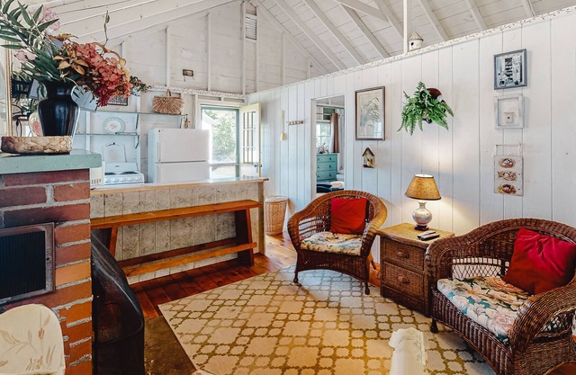 Quaint cottage with wood fireplace, lake views, community dock, beach & firepit