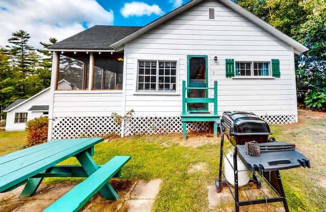 Quaint cottage with lake views, firepit, swim raft, community beach & dock