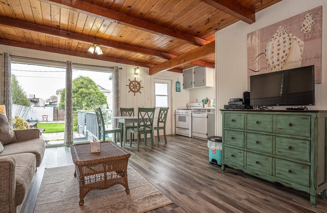 Quaint & cozy home near town & the beach w/ a grassy backyard. Pet Friendly.