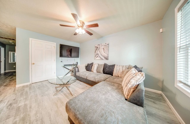 Quaint Erie Home w/Smart TVs & Yard: 3 Mi to Lake