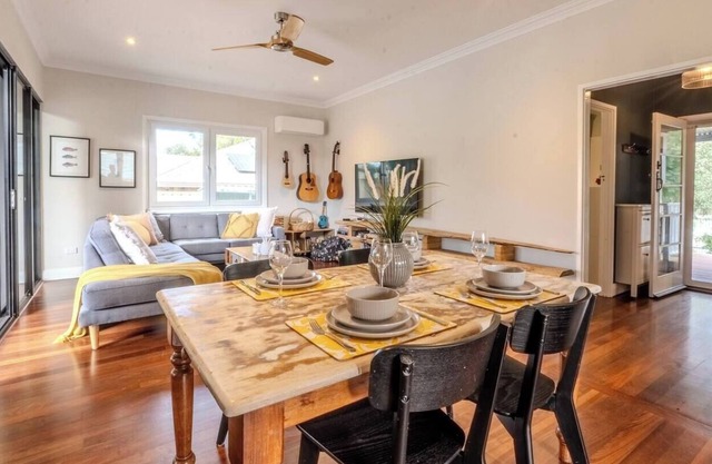 Quaint Family Cottage Near Fremantle with Pool.