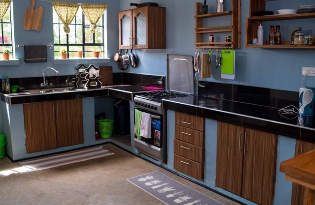 Quaint farmhouse with WiFi in charming Nyeri. family and pet friendly.