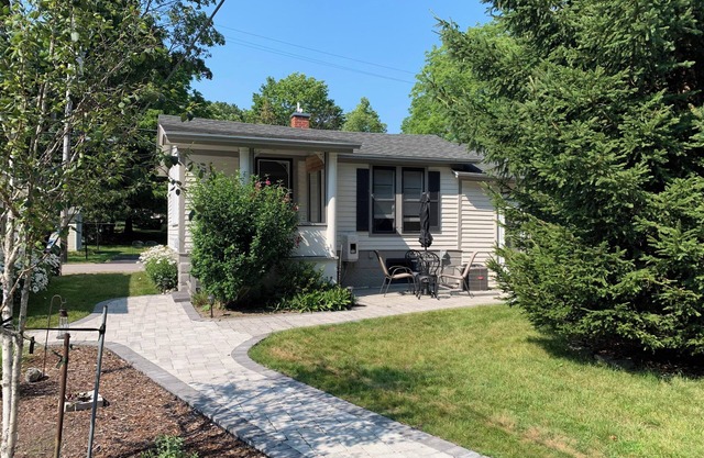 Quaint Frankfort Cottage - Short walk to beach