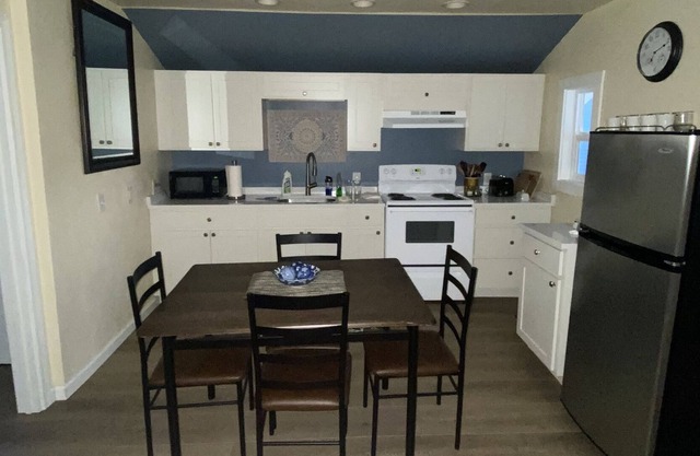 Quaint In-town Cottage 5 minutes to downtown