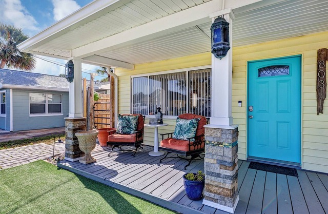 Quaint living in Central Beachside steps from the beach!
