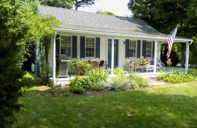 Quaint Martha's Vineyard Guest Cottage -Edgartown-walk to restaurants and shops