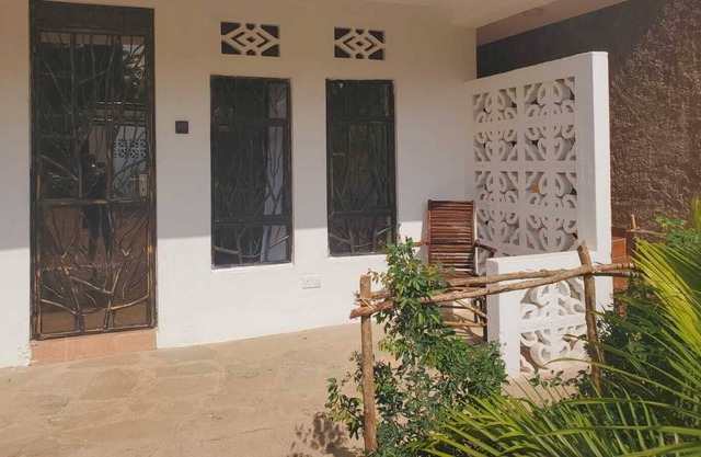 Quaint Modern Cottage - 10 Minutes Walk From the Beach