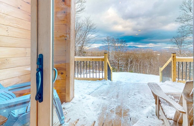 Quaint mountain retreat with a gas fireplace, balcony, central AC - dog-friendly