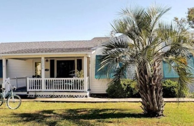 Quaint renovated 40's Beaufort Cottage on Ann St - Dog Friendly!