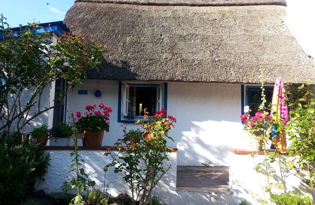 Quaint, thatched, former fisherman's cottage, 30 m from the beach