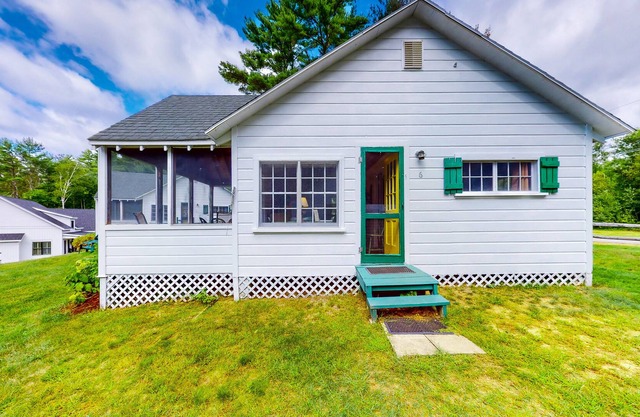 Quaint & well-appointed cottage with community beach, firepit, dock & fireplace