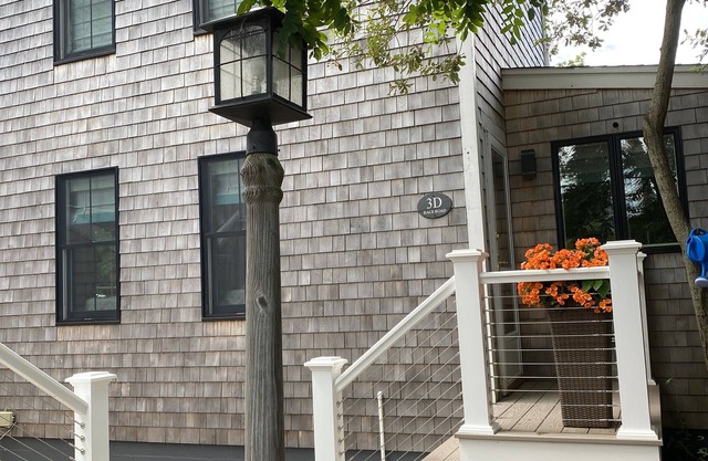 Quaint West End, Free Standing Cottage, 2 Bed/2 Bath Condo on 2 Levels.