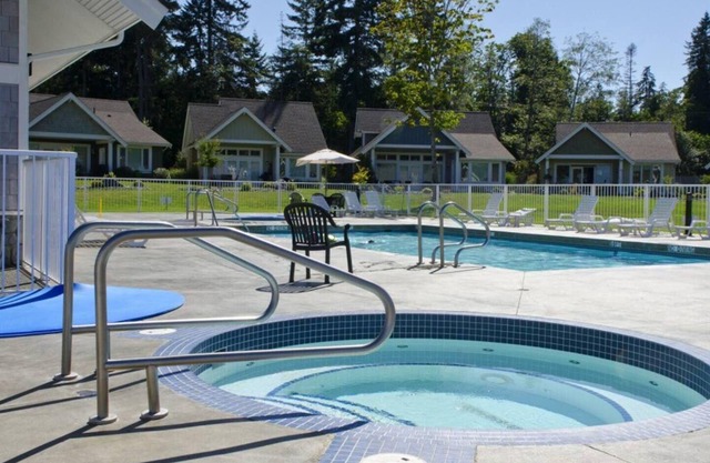 Qualicum Landing Beachside Home - Sleeps 6
