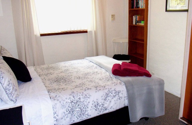 Quality 2 bedroom first floor apartment next to UWA with free Wi-Fi