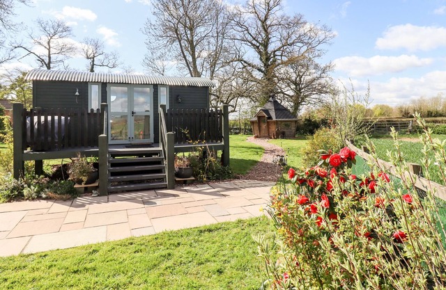 QUANTOCK VIEW, family friendly, with hot tub in Milverton