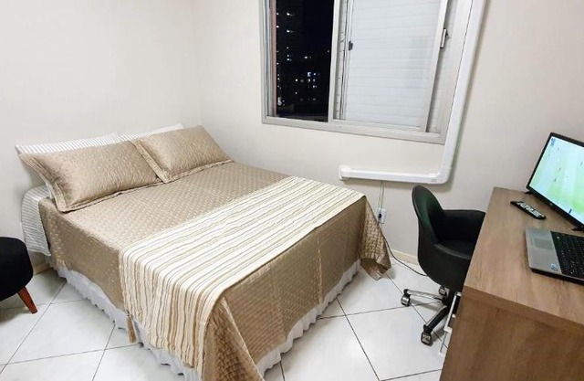 QUARTO TOP no CENTR0 com Cama Box de casal - acomoda até 2 pessoas - Home Office - WIFI - Smart TV com Apps Youtube - Cozinha - banheiro - Sala de Estar - Apto compartilhado com Anfitriões experientes em hospedar - Superhost no BnB 5 estrelas