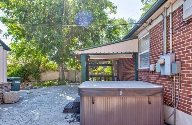 Queen Bed, Hot tub & Patio!