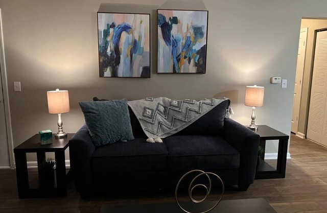 Queen bed+sofabed Streaming gym extended stay 5-15 minutes hospital/entertainment/downtown/airports