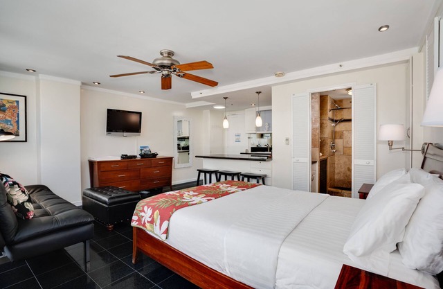 Queen Bed Waikiki Studio 918 @ Waikiki Grand Hotel® Honolulu Hawaii Full Kitchen