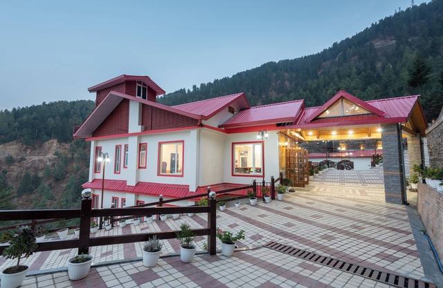 Queen Himya Resort By DLS Hotels