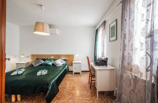 Queen Home Carlotta - Three Bedroom Apartment, Sleeps 6