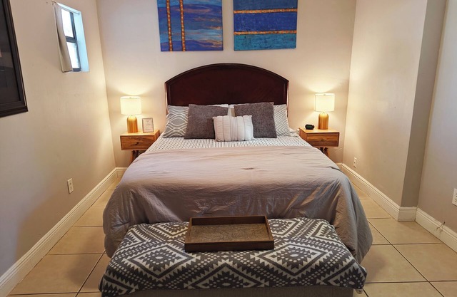 Queen. Minutes to Wilton drive. Private entrance and bathroom