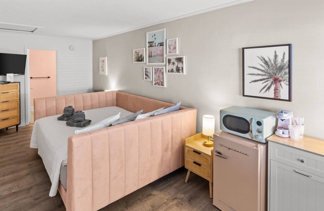 Queen Room Hotel- 2 Pools, Near Beach/Boardwalk, No Pets Allowed