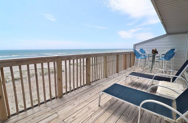 "Queen's Grant E-215" Oceanfront Condo, Community Pool, Boat Docks
