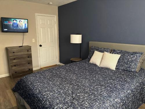 Queen Suite - Hot Tub - Home Theater - WiFi