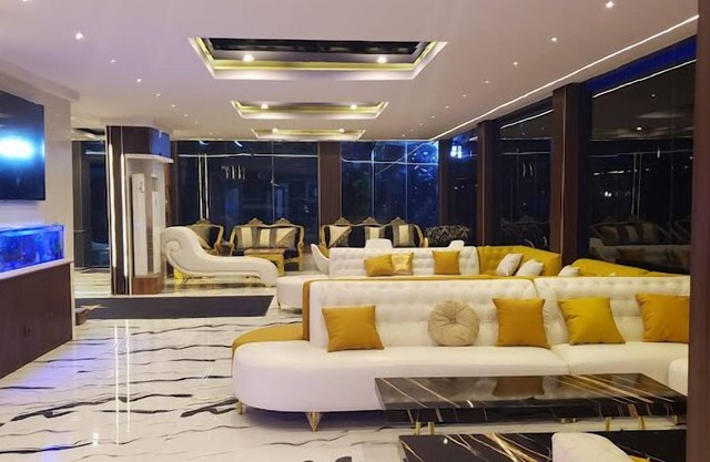 Queens Court Hotel