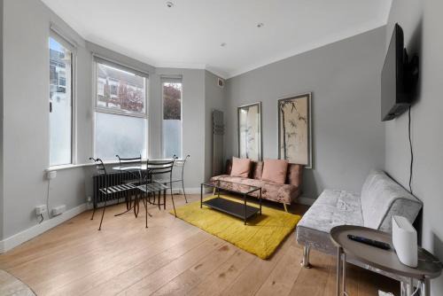 Queens Park 1 bed suite sleeps 4 ppl Ground floor