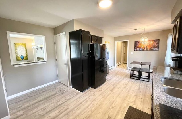 🌞 Queensbury Sunlit Getaway: 3-Bedroom Retreat 🌿