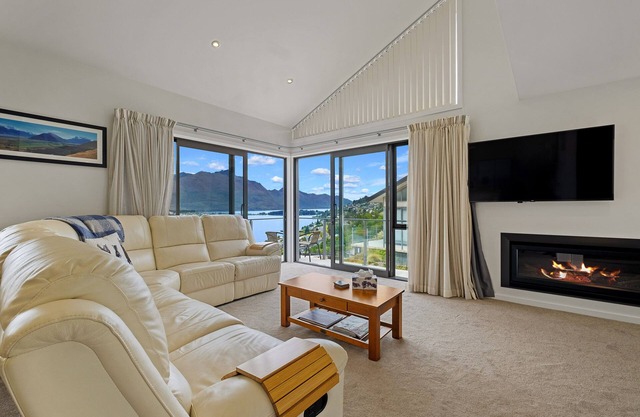 Queenstown Lake Views - Upstairs Apartment