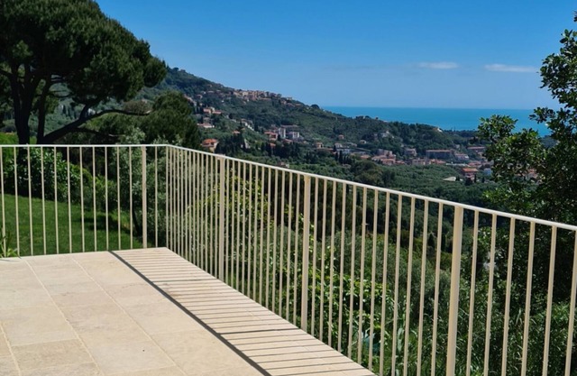 "Quercia": 2 BDR, AC, Seaview, Pool, Tennis, plus Private Garage in Lerici!