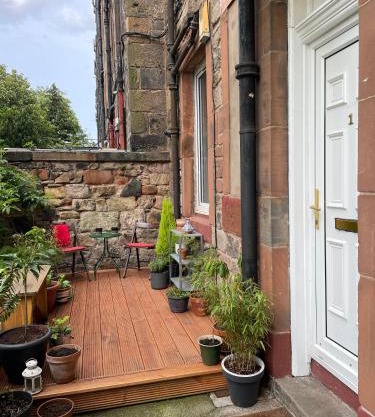 Quiet 1 Bed with Garden Views Near Leith & City Centre