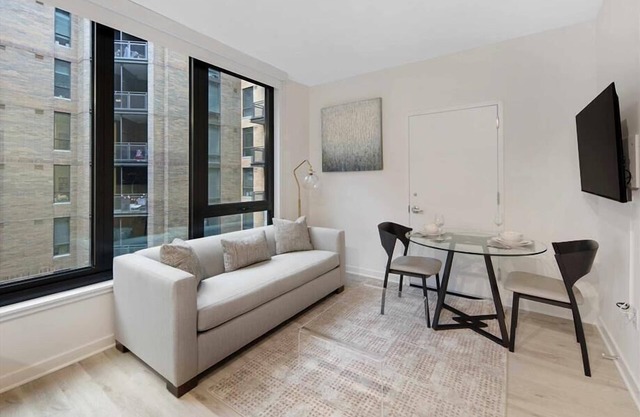 Quiet 1BR in NoMa, Gym, Pool & Just a Short Walk from Everything