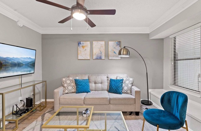 Quiet 1BR suite w/fast WiFi + king bed + pool